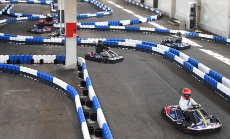 Gokartversennyel avathatták fel a nehéz sorsú fiatalok az SHS új kart centerét